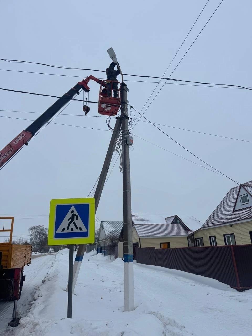 В Мензелинске начались работы по замене уличных светильников. Вчера, например, специалисты трудились около школы №3, пер. Мирный, по улице Ленина, а также на улицах Социалистическая и М. Джалиля. Заверяют, что сегодня работы будут продолжены. Все заявки сформированы и находятся в процессе выполнения.  Это радует, а то по Мензелинску были жалобы от населения, что на улицах темно. Хорошо, что занялись вопросом, который тоже беспокоит граждан.