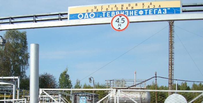 На севере Омской области законсервируют газовое месторождение Компания «Тевризнефтегаз» планирует консервировать Тевризское газоконденсатное месторождение на севере Омской области. Для выполнения этого проекта объявлен тендер на составление плана консервации, на который компания готова потратить 3 млн рублей. Информация о конкурсе размещена на государственном портале госзакупок. Техническое задание должно быть представлено до 11 сентября 2025 года, а положительное заключение экспертизы промышленной безопасности необходимо получить до конца сентября. Согласно условиям конкурса, срок консервации определен в пять лет. Предстоит законсервировать участок комплексной подготовки газа, промысловые трубопроводы и скважины. Все объекты относятся к третьему классу опасности.