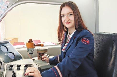 На Горьковской железной дороге появилась первая женщина-машинист Машинист электропоезда Анастасия Нагорная завершила обучение в учебном центре профессиональных квалификаций и получила свидетельство о присвоении данной профессии. Ранее Анастасия работала в моторвагонном депо Киров и почти месяц в качестве дублера совершала поездки вместе с опытной локомотивной бригадой, а также около двух лет трудилась помощником машиниста электропоезда на маршрутах Киров – Нижний Новгород и Киров – Балезино. «Я не считаю, что женщины лучше или хуже справляются с работой помощника машиниста или машиниста. Мы просто смотрим на многие вещи по-разному. И это даже хорошо – разный взгляд на одну ситуацию может помочь принять правильное решение», – уверена Анастасия. ГЖД Как в Волгу глядели