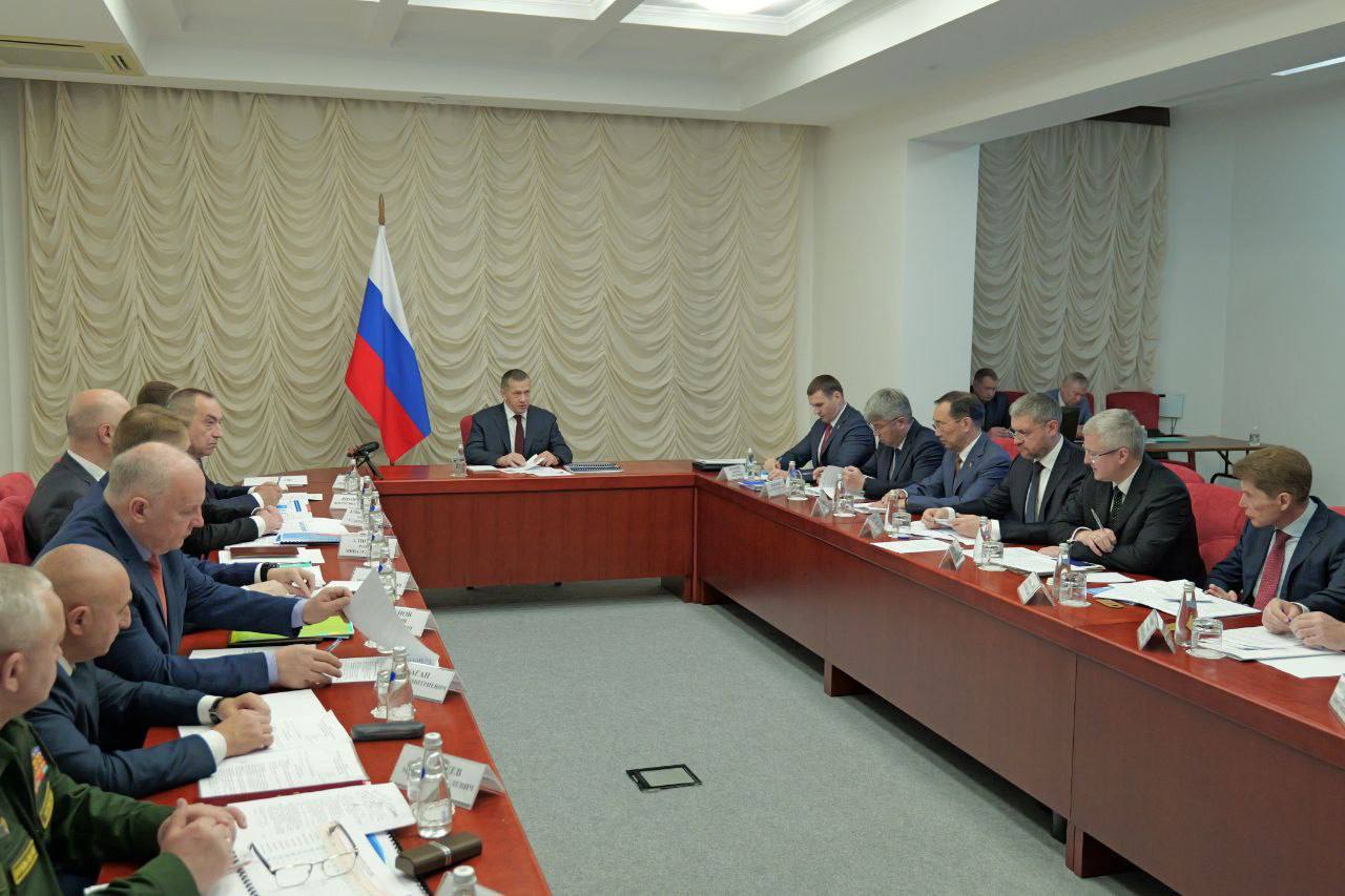 Начальник управления Генпрокуратуры России по ДФО Андрей Мондохонов принял участие в заседании Совета при полномочном представителе Президента Российской Федерации в Дальневосточном федеральном округе Юрии Трутневе На прошедшем в г. Хабаровске заседании Совета состоялось обсуждение вопросов, имеющих значение для экономического развития Дальневосточного федерального округа и его вклада в обороноспособность государства. Рассмотрены итоги работы субъектов Российской Федерации. Входящих в состав округа, по привлечению инвестиций в условиях текущей ставки рефинансирования, повышения эффективности функционирования территории опережающего развития «Патриотическая», региональных центров «Воин». По итогам обсуждения выработаны меры по совершенствованию работы в данных направлениях.