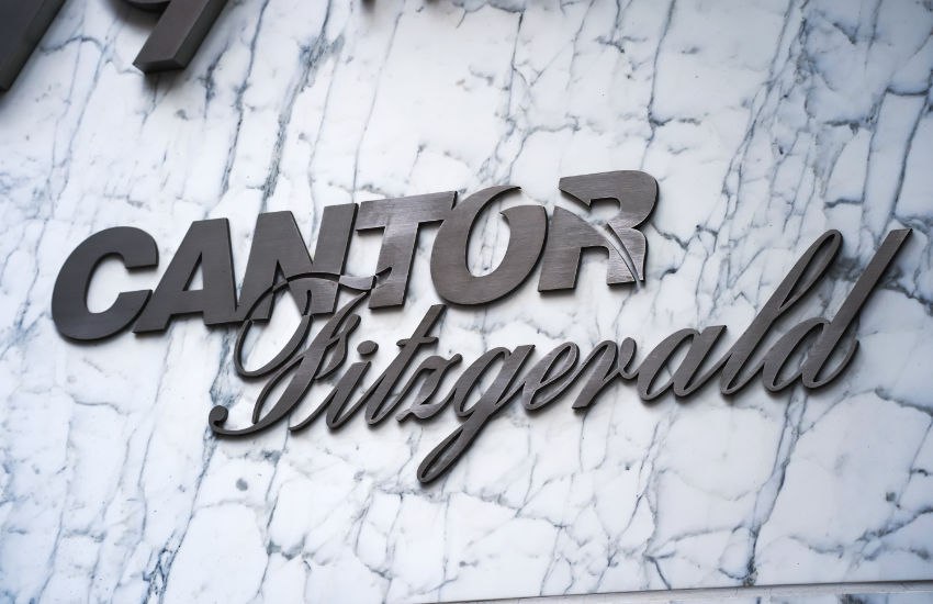 Cantor Fitzgerald запускает кредитование Bitcoin: значимый шаг в традиционных финансах    Инвестиционный банк Cantor Fitzgerald успешно провел свои первые транзакции по финансированию Bitcoin, что стало значительным шагом для традиционного финансового сектора. Появление криптовалют в портфеле таких значимых игроков подтверждает рост интереса к цифровым активам.  \n  В первом этапе банка было привлечено $100 миллионов в Bitcoin, что демонстрирует высокий спрос на альтернативные источники финансирования. По словам представителей Cantor Fitzgerald, это только начало их полного погружения в криптовалютное пространство.  \n  По мнению аналитиков, такой шаг может улучшить ликвидность на рынке Bitcoin и привлечь новых инвесторов. В случае успешного развития ситуации другие банки могут последовать их примеру.  \n\n