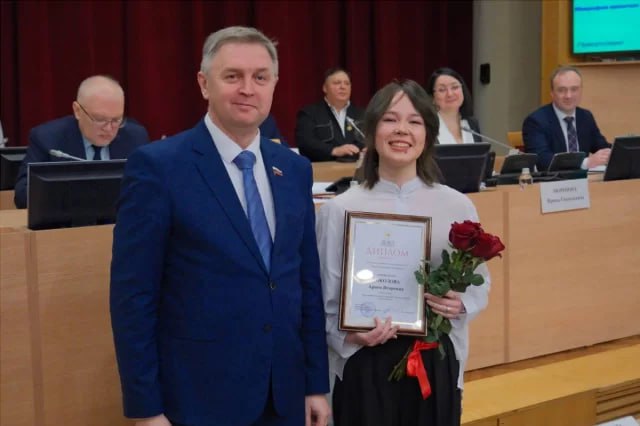 Кировчанка Арина Соколова стала триумфатором федерального XX Всероссийского конкурса «Моя законотворческая инициатива». Ей был вручен золотой знак отличия Спикер Заксобрания Роман Береснев поздравил победительницу и прокомментировал результаты конкурса: «Был рад узнать, что и там ребята из Кировской области очень достойно представили свои законотворческие идеи: получили дипломы, стали победителями, даже отмечены знаками отличия «Депутатский резерв», – заявил Роман Александрович.
