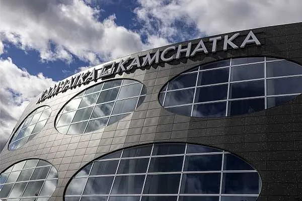 На Камчатке самолет вернулся в аэропорт вылета Проверку начали по факту возвращения самолета в аэропорт вылета на Камчатке Об этом сообщает ТАСС со ссылкой на пресс службу Дальневосточной транспортной прокуратуры Сегодня воздушное судно вылетевшее по маршруту Петропавловск Камчатский Тигиль было вынуждено вернуться в аэропорт вылета По предварительным данным через некоторое время после взлета экипаж обнаружил признаки возможной технической неисправности и запросил посадку в аэропорту Петропавловск Камчатский Камчатской транспортной прокуратурой организована проверка соблюдения требований законодательства о безопасности полетов в ходе которой будет дана оценка подготовке судна к вылету говорится в сообщении В ведомстве отметили что посадка произошла благополучно На борту самолета находились 18 человек никто не пострадал aviaru net n295527 Оставайся в информационном потоке подпишись на наш канал в MAX