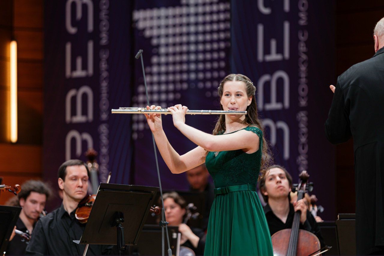 VIII Всероссийский конкурс молодых музыкантов Созвездие ждет талантливых исполнителей Проект открывает новые возможности для ребят в возрасте от 11 до 18 лет Принять участие в конкурсе могут выпускники профильных программ Образовательного центра Сириус и учащиеся средней специальной музыкальной школы Сириус Творческие испытания пройдут по трем ключевым направлениям фортепиано оркестровые струнные инструменты духовые и ударные инструменты Первый программный этап отбора продлится до 29 января Для участия претендентам необходимо подготовить и прислать видеозапись исполнения произведений соответствующих программным требованиям Следующий этап состоится с 23 по 28 февраля Музыканты прошедшие предварительный отбор запишут свою программу в регионах проживания Важно что запись должна быть снята одним дублем без монтажа и правок это позволит максимально объективно оценить реальное исполнительское мастерство и уровень подготовки каждого участника Финальные состязания пройдут с 5 по 11 апреля на федеральной территории Сириус Заключительная часть конкурса включает три очных тура Самым ярким событием станет финал где выступления участников будут сопровождаться симфоническим оркестром   Подробная информация о требованиях к репертуару критериях оценки и порядке подачи заявок доступна на официальном сайте VIII Всероссийского конкурса молодых музыкантов Созвездие