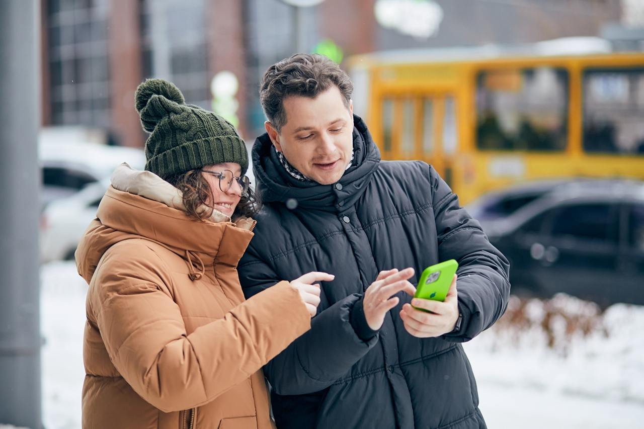 Скидки на гаджеты «ловили» дальневосточники в дни распродаж  Продажи гаджетов в дни акции «11.11»  её ещё называют «Всемирным днём шопинга»  в интернет-магазине МегаФона превысили средненедельные показатели по 2024 году в два раза. А по сравнению с аналогичной распродажей прошлого года в этом году было реализовано в полтора раза больше устройств и аксессуаров. Как показал анализ продаж, пользователи особенно активно интересовались смартфонами, наушниками и умными часами.  В дни проведения распродажи «11.11» россияне приобрели в два раза больше гаджетов, чем в среднем за неделю в течение текущего года, а их траты также показали двукратный рост.  Подробности: