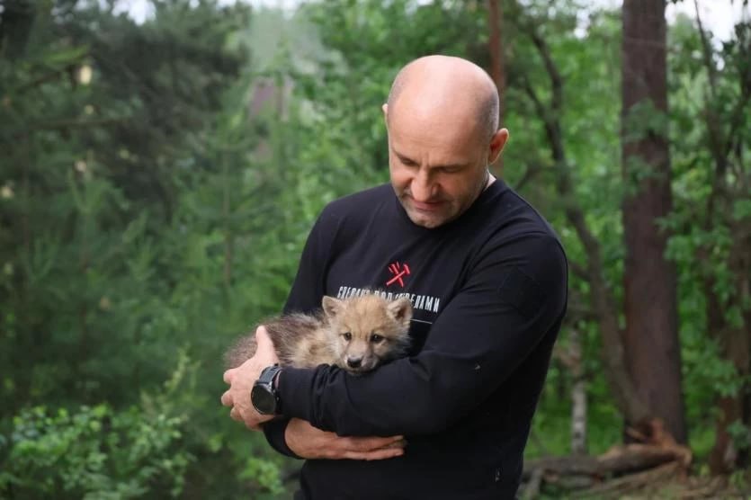 Артём Жога сыграл в футбол с косолапыми приятелями и навестил волчат Полномочный представитель президента в Уральском федеральном округе Артём Жога поделился с уральцами невероятно милыми и трогательными фотографиями и видео из центра реабилитацию диких животных «Альфа» в Екатеринбурге, куда он приехал – навестить четвероногих друзей – в очередной раз. В своем телеграм-канале Артём Жога рассказал, что месяц назад в центре произошло радостное событие – полярные волки Ракша и Акела стали родителями. Волчата получили очень разные, каждый – со своим характером. Артём Жога навестил и своих косолапых приятелей – медвежат Коди и Харли. ПОДРОБНЕЕ URALPRESS.RU