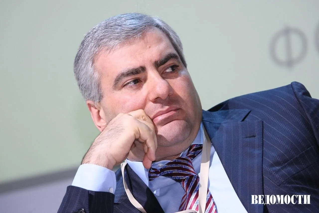 Глава группы компаний Ташир Самвел Карапетян откажется от гражданства России и Кипра для участия в выборах в Армении Об этом объявил сам Карапетян в ходе судебного процесса по его делу в Ереване Я гражданин Армении У меня есть также паспорта России и Кипра Так как мы уверены в победе на парламентских выборах начали процесс отказа от гражданства РФ и Кипра сказал он цитата по РИА Новости 11 апреля Карапетян заявил о передаче управления бизнесом своим детям Бизнесмен пояснил что намерен сосредоточиться на политической деятельности Сейчас против Карапетяна возбуждено уголовное дело в Армении Его обвиняют в призывах к свержению власти и финансовых махинациях Бизнесмен не признает вину Max Telegram Рассылка Приложение для iOS Android