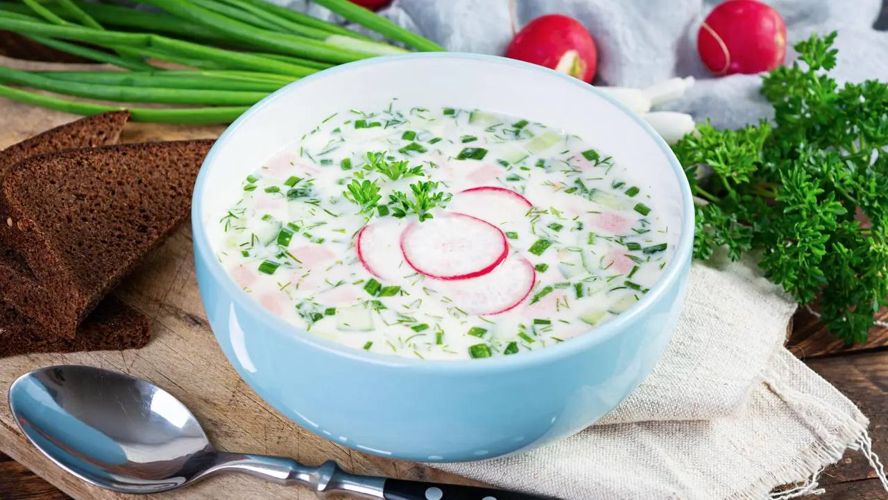 Окрошка подорожала. За год цена на продукты для блюда выросла на 14%. Теперь, чтобы приготовить традиционный летний суп для всей семьи, придется потратить 1228 рублей. Это на 15% больше по сравнению с прошлым годом. Все дело в подорожании картофеля — на 60%, заправки — на 25%, а зелени, редиса и сметаны — примерно на 22%. При этом яйца стали дешевле. На квасе или на кефире?