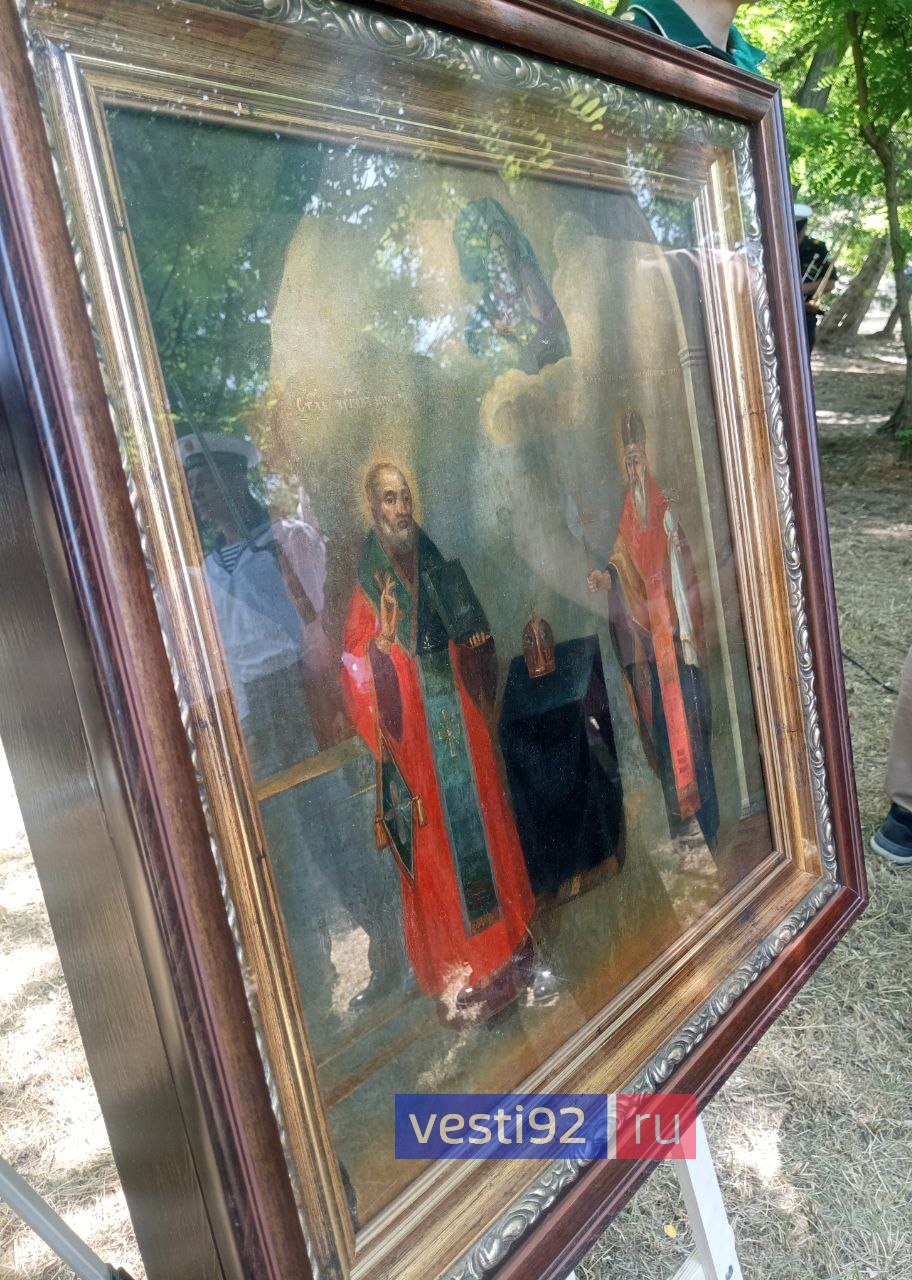 Две старинные иконы, похищенные из Севастополя в Крымскую войну, представили после реставрации в Инкерманском Свято-Климентовском мужском монастыре Православные иконы, вывезенные англичанами в качестве трофеев в сентябре 1855 года, вернулись в Севастополь. Их выкупил на аукционе Инкерманский монастырь в 2013 году. После воссоединения с Россией они выставлялись в городских храмах и музее Черноморского флота. Вести Севастополь