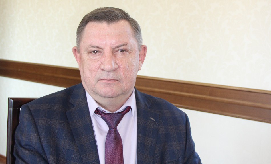 Глава Кормиловского района Вячеслав Бусс стал фигурантом уголовного дела По версии следствия он будучи главой районного комитета по образованию фиктивно устраивался на работу в школы чтобы получить педагогический стаж и зарплату Аналогичную схему как считает следствие Бусс провернул и позже когда уже занимал пост главы Кормиловского района Уголовное дело возбуждено по статьям о мошенничестве и превышении должностных полномочий Районному чиновнику грозит до 10 лет колонии Новости Омска Подписаться