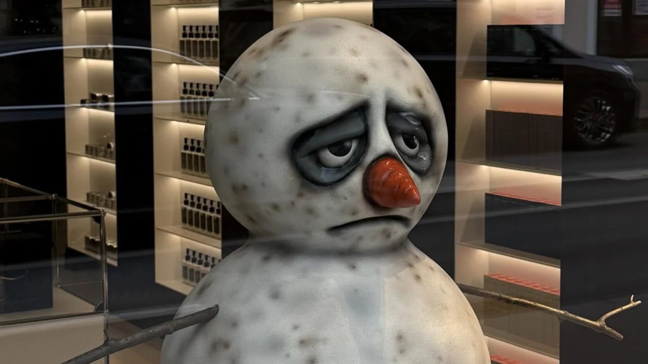 Бизнес ожидает что в 2026 году себестоимость товаров и услуг вырастет показал опрос сервиса Актион Финансы В ответ на это компании будут сокращать расходы Половина респондентов например планирует урезать бюджеты на маркетинг Малому бизнесу необходимы креативные решения только так можно выделиться из толпы конкурентов говорит Марат Юсупов автор одноименного Telegram канала о маркетинге Необычный маркетинг это рабочий инструмент в эпоху экономики внимания когда баннеры не замечают видеорекламу пролистывают а традиционная наружка растворяется в бесконечном визуальном потоке отмечает основатель digital агентства bQ Group Дмитрий Бескромный Причем малому и среднему бизнесу в этой ситуации даже проще чем корпорациям Ограниченность ресурсов парадоксально становится окном возможностей можно быстро тестировать вирусные истории юмор нестандартные форматы и находить ходы которые крупным компаниям недоступны из за их инертности и масштаба считает эксперт Forbes рассказывает о ярких кампаниях небольших российских компаний Снеговик в витрине Predubezhdai Фото DR