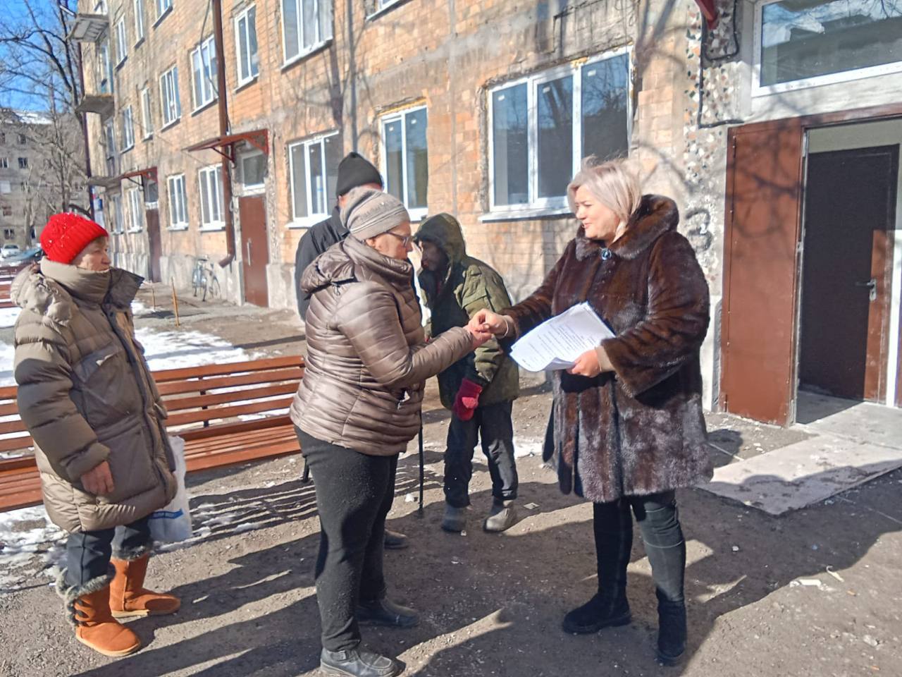 Жителям многоквартирника в Авдеевке вручили ключи от обновлённого жилья  Ямальские строители восстановили восемь квартир в третьем подъезде многоэтажки. В них переехали 11 человек. Рабочие заменили кровлю и инженерные сети, выполнили чистовую отделку: сделали натяжные потолки, покрасили стены, постелили линолеум, установили новую сантехнику в санузлах и на кухнях. Все квартиры оснастили новой мебелью и бытовой техникой.   В этом доме уже восстановлены два подъезда. В отремонтированные и меблированные квартиры заселились люди. В четвертом подъезде восстановительные работы продолжаются: строители монтируют инженерные сети, штукатурят и шпаклюют стены, устанавливают внутренние и наружные дверные блоки. В местах общего пользования идет отделка стен и потолков. После окончания работ внутри объекта рабочие приступят к восстановлению балконов.   #своихнебросаем