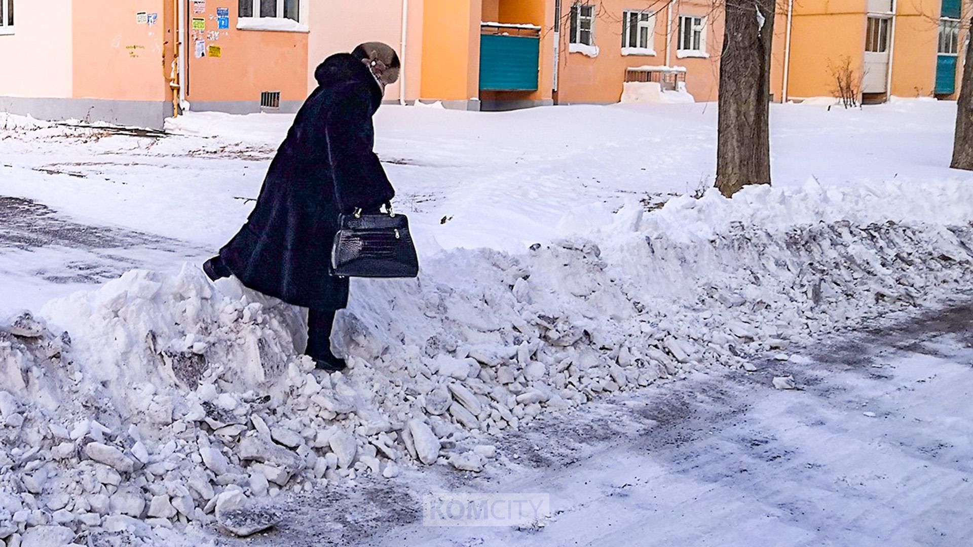 Комсомольскую «управляйку» оштрафовали за плохую очистку дворов от снега и несвоевременный ремонт общедомового имущества  В Комсомольске-на-Амуре на 150 тысяч рублей оштрафовали управляющую компанию, не должным образом содержавшую общедомовое имущество. Произошло это после проведённой прокуратурой проверки.  Установлено, что ООО «МКД-Комплекс» несвоевременно производило ремонт общедомового имущества ряда многоквартирных домов, очистку дворовых территорий от наледи и снега, а детская площадка, расположенная в одном из дворов, не соответствует требованиям ГОСТ. В целях устранения нарушений закона прокуратура внесла руководителю управляющей компании представление. В отношении УК и её директора возбуждены дела об осуществлении предпринимательской деятельности по управлению МКД с грубым нарушением лицензионных требований, и по результатам их рассмотрения виновным назначены штрафы на общую сумму 150 тысяч рублей.  Устранение нарушений находится на контроле прокуратуры.