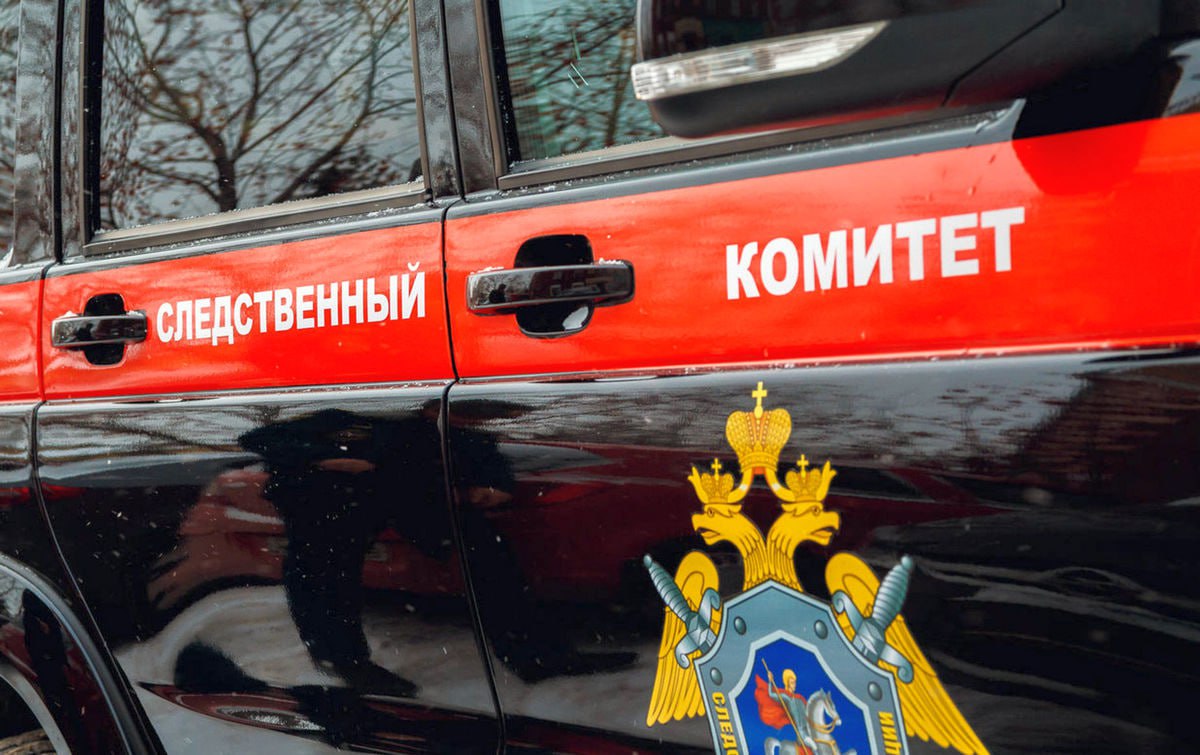 Начальника особого отдела владимирского СК осудили за мошенничество Во Владимире вынесли приговор начальнику отдела по расследованию особо важных дел владимирского следкома Замиру Исакову Решение было озвучено еще в сентябре однако процесс который бросает тень на чистоплотность владимирских следователей прошел незаметно Как узнал Чеснок в ходе суда дело переквалифицировали с части 6 статьи 290 УК РФ наказание до 15 лет тюрьмы на часть 3 статьи 30 часть 4 статьи 159 УК РФ покушение на мошенничество наказание до 10 лет тюрьмы что является смягчением с особо тяжкого на тяжкое преступление В итоге Замира Исакова приговорили к 6 годам колонии общего режима и штрафу в полмиллиона рублей а также лишили специального звания и на два года запретили работать в правоохранительных органах При благоприятном стечении обстоятельств в колонию он не отправится вовсе Подписаться