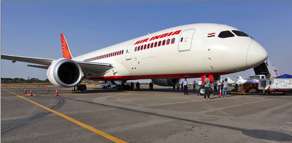 У летевшего из Дели в английский Бирмингем Boeing-787-800 Dreamliner авиакомпании "Air India» произошел отказ в одном из двигателей, он  запросил внеплановую посадку и приземлился в столичном "Шереметьево".      Все на борту целы, никто из 258 пассажиров и 17 членов экипажа не пострадал.       фото – архив