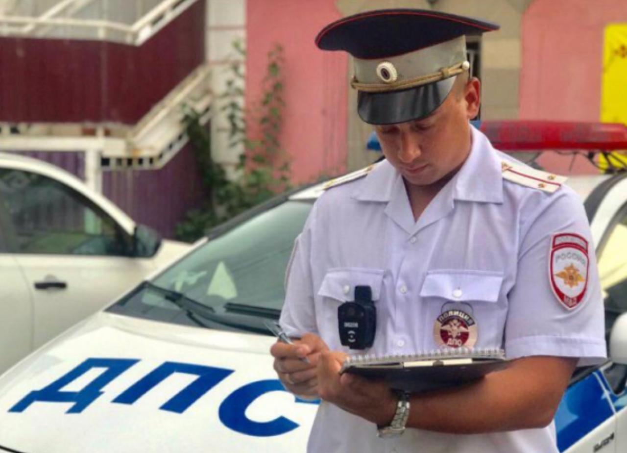 В Севастополе запустили чат-бота для контроля за безопасностью дорожного движения Теперь сообщить о нетрезвых водителях можно не только по телефону 102, но и анонимно через бота . Чтобы оставить обращение, нужно указать адрес нарушения и номер автомобиля или прикрепить фото с госномером. При этом в ГАИ напоминают, что сообщения в чат-боте не являются официальными обращениями. Отправить их также можно через раздел «Приём обращений» на сайте ведомства.