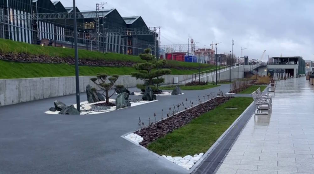 Надземный переход в районе обновлённой набережной построят в 2026 году В Перми готовится строительство надземного пешеходного перехода на новый участок набережной Он будет проходить от завода Шпагина через железную дорогу Как сообщили в администрации города проект планируется реализовать на следующий год О планах по строительству нового перехода губернатор рассказал в 2024 году Переход должен обеспечить комфортный доступ жителей к обновлённой набережной участку от Речного вокзала до Мотовилихинских заводов Также концепцией развития набережной предусмотрен вариант соединения обновленной набережной с Мотовилихинским районом Однако в каком виде будет организован спуск пока неизвестно Подписаться на Интересную Пермь