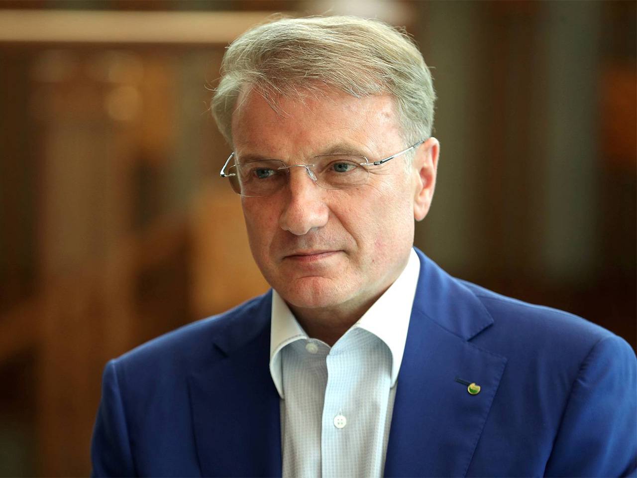 Германа Грефа не воодушевила отмена комиссий для застройщиков. Он заявил, что после этого цены на жильё лишь выросли, а выдачи ипотеки упали По его мнению, эта ситуация негативно сказалась на всех сторонах ипотечной сделки. «Ожидалось, что это может привести к тому, что застройщики могут снизить цены на рынке. Но практика показала, что это не так: цены, наоборот, выросли. Поэтому с точки зрения влияния на рынок это оказало очень маленькое воздействие. А заявки и выдачи упали примерно на 10–12%. В принципе я оцениваю эту меру как негативную, она негативно сказалась на заемщиках, на застройщиках и на банках тоже»,