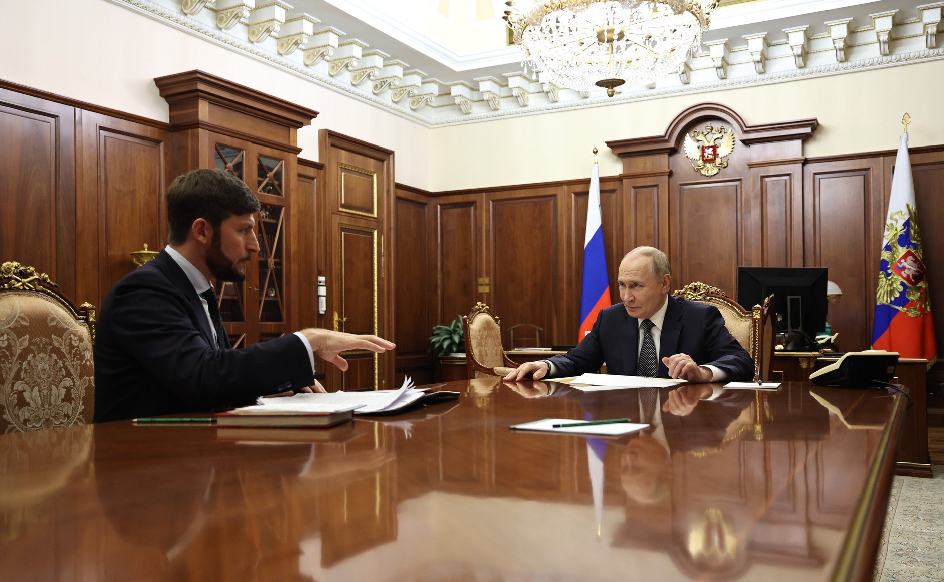 Путин поручил продвигать российские экологические стандарты в международных переговорах по водным ресурсам МОСКВА 1 ноября ФедералПресс Президент России Владимир Путин на встрече с помощником Русланом Эдельгериевым обсудил вопросы международного регулирования использования водных ресурсов Подробнее