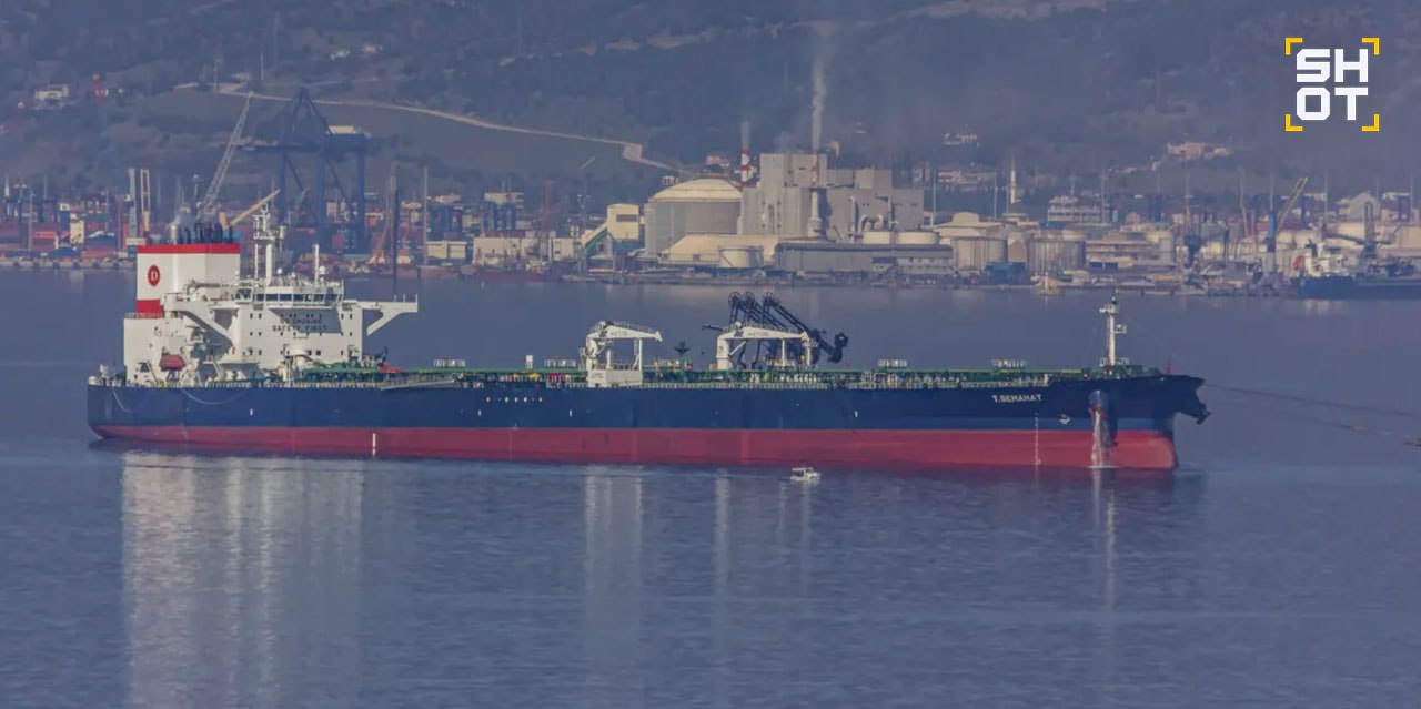 У берегов Новороссийска произошёл разлив нефти SHOT В море вылилось более тонны топлива По данным издания образовалось пятно размером 400 на 100 метров Разлив произошёл во время погрузки в пяти километрах от берега на танкере под турецким флагом Лайф if market news