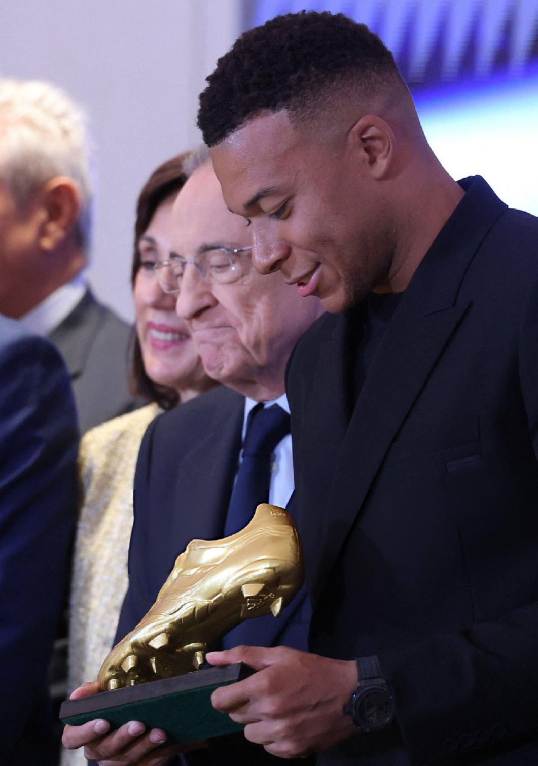 Килиану Мбаппе вручили Золотую бутсу в прошлом сезоне нападающий Реала забил 31 гол за 34 матча в Ла Лиге