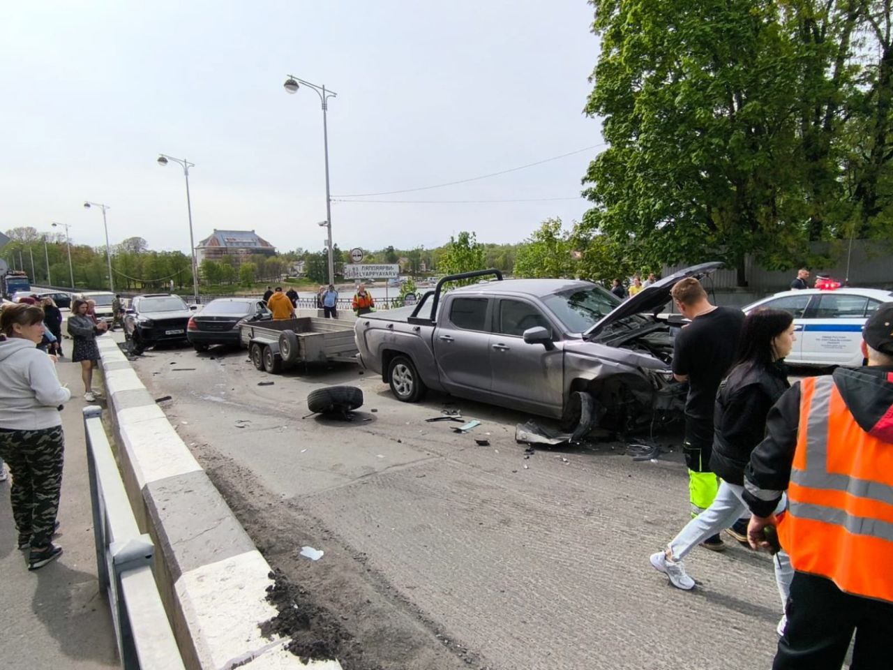 #Сортавала #ДТП    Страшная массовая авария произошла сегодня в Сортавале.  В районе городского моста водитель Mercedes без номеров уклонялся от полицейского преследования, выехал на красный сигнал светофора и врезался в другие автомобили.  По сообщению городской администрации, пострадавших нет.