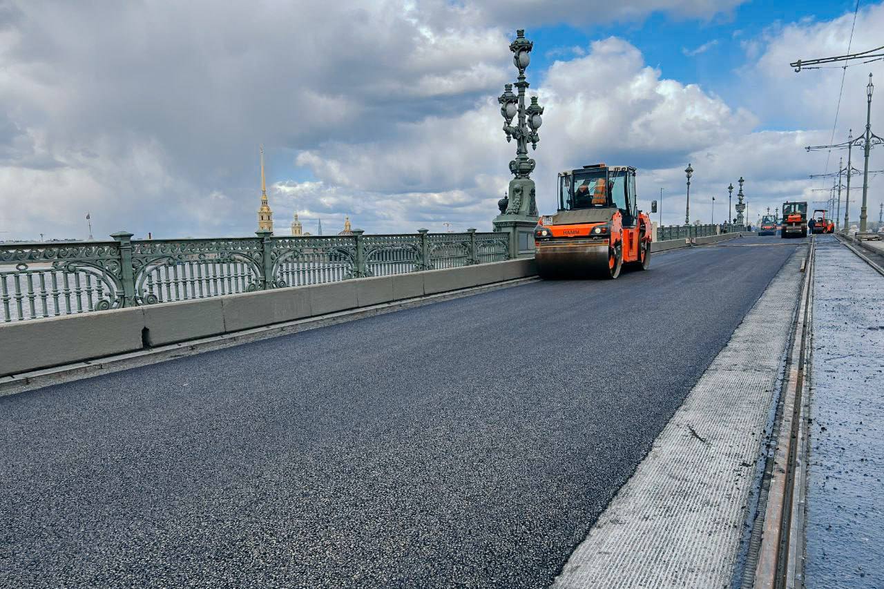 Ремонт Троицкого моста будет завершён на четыре месяца раньше срока, — Александр Беглов Работы идут опережающими темпами. Их закончат в самый пик сезона белых ночей. Со 2 мая по 10 июня изменится схема движения по мосту. Для легковых — проезд запрещён, общественный транспорт продолжит двигаться по реверсивной схеме. Движение от Кронверкской наб. до Троицкого моста будет ограничено.