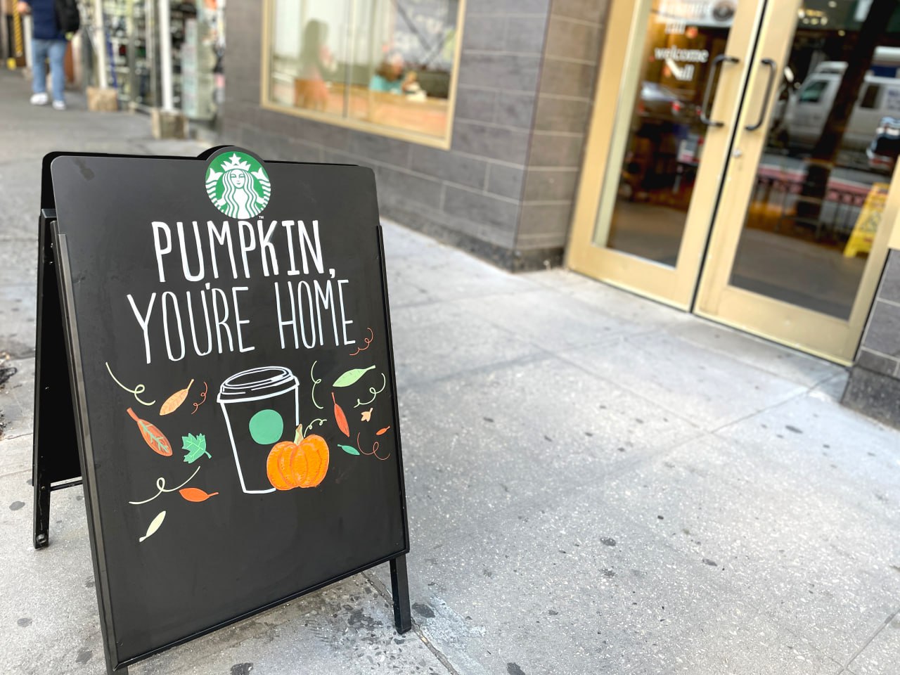 Starbucks планирует закрыть около 1 неэффективных точек и уволить сотни работников в рамках реструктуризации Компания намерена к концу сентября сократить число кофеен в ее североамериканской сети до 18 3 тыс говорится в опубликованном на сайте обращении главного исполнительного директора Брайана Никкола На конец июля сеть Starbucks в Северной Америке насчитывала 18 7 тыс точек Кроме того компания которая в начале текущего года объявила об увольнении более 1 тыс работников намерена сократить еще 900 рабочих мест Увольнения затронут в основном вспомогательные подразделения Будут сокращены также открытые вакансии Фото Deb Cohn Orbach UCG Universal Images Group via Getty Images interfaxonline