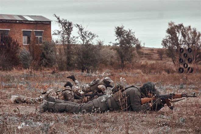 Участник Школы героев Максим Баранович готовит бойцов для фронта В Самарской области на специально оборудованном полигоне проходят интенсивные тренировки для добровольцев готовящихся в том числе к командировке в зону специальной военной операции Занятия ведет опытный инструктор Максим Баранович участник второго потока программы Школа героев которая реализуется по поручению губернатора Вячеслава Федорищева в продолжение президентской Время героев volga news article 768223 html Фото Алексей Беловолк Читайте нас в МАХ