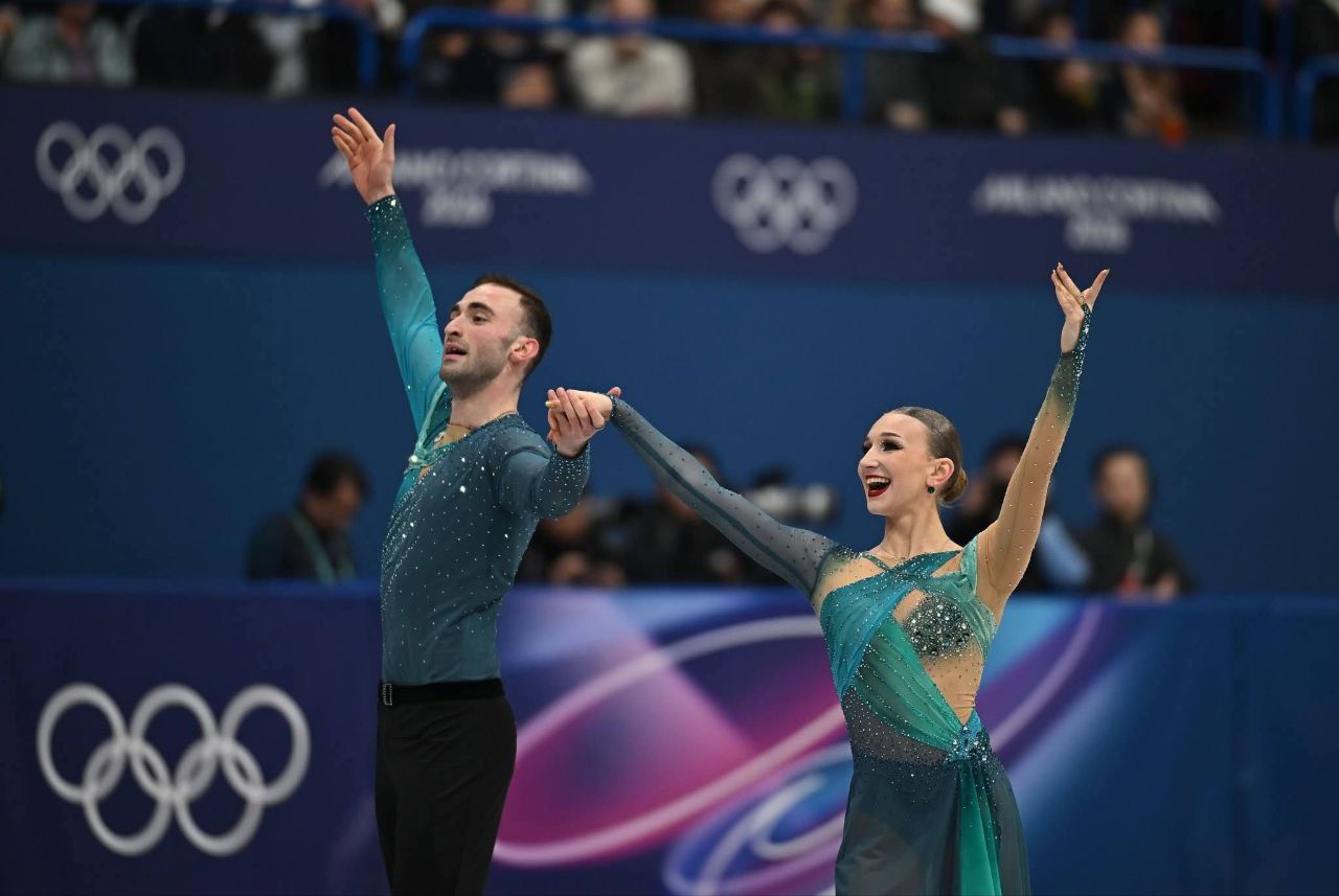 Первая медаль в истории Грузии на зимних Олимпийских играх Фигуристы Анастасия Метёлкина и Лука Берулава выиграли серебро в спортивных парах набрав в сумме двух программ 221 75 балла Уступили они только соперникам из Японии 231 24 Метёлкиной 20 лет Берулаве 23 года Спортсмены являются чемпионами Европы 2026 а также серебряными 2024 и бронзовыми 2025 призерами турнира Sputnik Грузия Telegram Сайт VK OK Дзен MAX