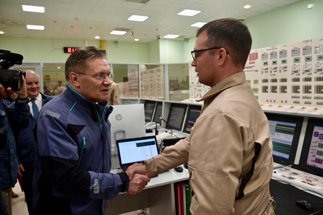 Глава «Росатома» Алексей Лихачёв дал старт подготовительным работам по строительству пятого энергоблока с реактором БН-1200М на Белоярской АЭС, который откроет новую страницу в развитии атомной энергетики и станет самым мощным в мире реактором на быстрых нейтронах. В рамках визита также подписано соглашение с губернатором о разработке мастер-планов для трёх «атомных» городов в регионе: города Заречного, ЗАТО Новоуральск и ЗАТО Лесной. Мастер-планы станут основой для создания комфортной городской среды, развития экономики, реализации молодёжных и социальных инициатив. Их подготовка и реализация предполагают активное участие жителей, отраслевых предприятий и привлечение федерального финансирования для наиболее значимых инфраструктурных проектов. «С запуском работ по энергоблоку № 5 Белоярская АЭС укрепляет статус лидера в развитии технологии быстрых реакторов. Это направление является неотъемлемой частью нашего передового проекта по созданию двухкомпонентной атомной энергетики. Реализация проекта позволит выполнить поручение Президента РФ — довести долю атомной генерации в энергобалансе страны до 25 % к 2045 году — и обеспечить дальнейшее развитие страны чистой энергией. Кроме того, продвижение вперед в области быстрых реакторов позволит нам укрепить лидерство российских ядерных технологий в мире. Понимая, что лидерство основывается в первую очередь на людях, мы в “Росатоме” придаем особое значение развитию территорий присутствия. Свердловская область для нас — один из ключевых партнёров. Мастер-планы, которые мы совместно с регионом и жителями “атомных” городов разработаем и реализуем, станут новым импульсом для их развития и качественного улучшения жизни людей», — отметил Алексей Лихачёв. Белоярская АЭС Ваш ASE • ROSATOM / Все наши каналы