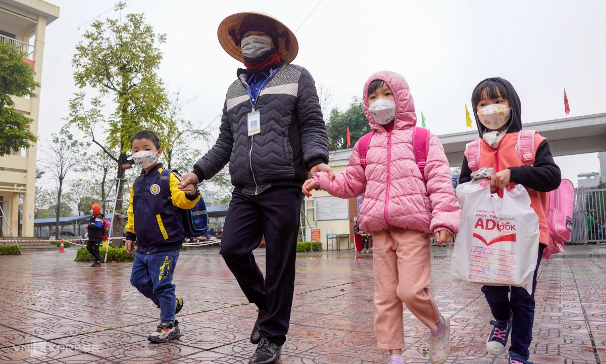 Холод скорректировал занятия в Ханое Из за утренней температуры ниже 10 градусов ряд школ Ханоя 9 января отложили начало уроков на 15 45 минут Администрациям разрешено гибко менять формат обучения и не требовать форму при этом школы продолжают принимать детей если родители не могут оставить их дома школа образование холода Ханой