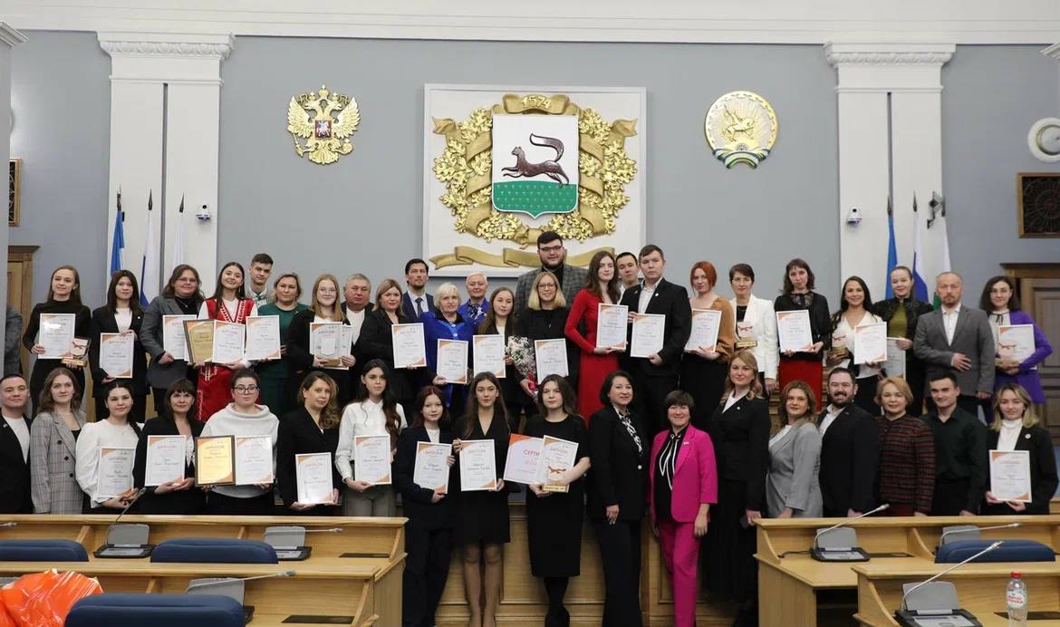 Добро побеждает    В администрации Уфы наградили победителей X премии «Волонтер года – 2024». Участие в торжественной церемонии приняли председатель Горсовета Уфы Марат Васимов, заместитель главы Администрации города Денис Ганиев, а также депутат Госсобрания-Курултая РБ Аделина Загидуллина  – В этом году премия отмечает юбилей. Поздравляю вас с этим замечательным событием. Пусть ваш пример станет стимулом для новых свершений и вдохнет в сердца наших граждан еще большее желание делать добро, – обратился к собравшимся Марат Васимов  – Хочется передать поздравление всем участникам от главы Администрации Уфы Ратмира Рафиловича Мавлиева. Вы – большие герои. Во-первых, все, что вы делаете, вы делаете с открытым сердцем. Во-вторых, все, что вы делаете, необходимо тем людям, которым вы помогаете, – отметил в своем приветственном слове Денис Ганиев. – Отрадно, что десятая юбилейная премия «Волонтер года» проходит в год юбилея Уфы, в год 450-летия самого лучшего города.  Ежегодная премия проводится по двум направлениям – «Личность» и «Организация». В их рамках представлены номинации «Волонтер года»; «Наставник года»; «Помощь людям»; «Страна возможностей», а также «#МЫВМЕСТЕ» – за поддержку граждан, проживающих в ДНР, ЛНР, Херсонской и Запорожской областях, военнослужащих и их семей, а также проекты, направленные на помощь ветеранам Великой Отечественной войны  Всего в этом году было определено 38 финалистов и 11 победителей. Трое добровольцев стали лучшими по итогам народного голосования