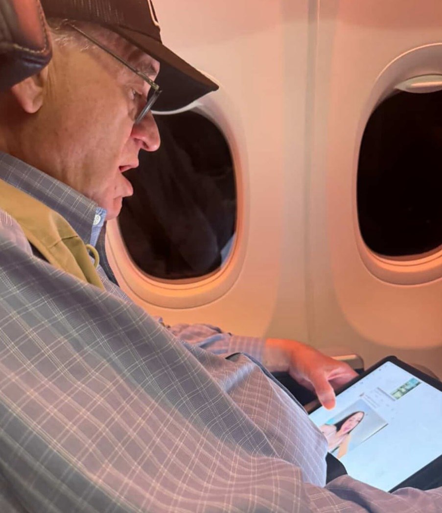 Американский конгрессмен Брэд Шерман замеченный за просмотром эротики в самолете обвинил в этом Илона Маска Тот якобы испортил алгоритм рекомендаций в соцсети X и политик получил непотребный контент в свою ленту Подписаться на РИА Новости