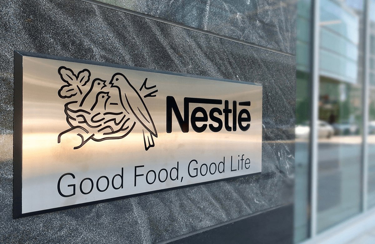 Nestle объявила что к 2027 году уволит 16 тысяч сотрудников в основном специалистов по работе с клиентами Это примерно 6 штата Так компания стремится уменьшить расходы vc ru food 2277969