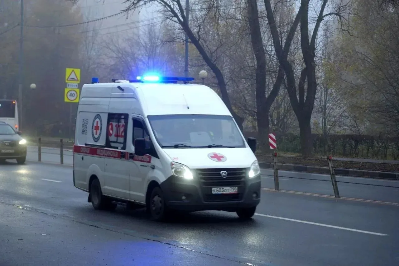 На остановке на Воказальной улице в Сергиевом Посаде автобус сбил и протащил порядка 15 метров 72 летнюю женщину К счастью обошлось без серьëзных травм после оказанной на месте медицинской помощи женщина от госпитализации отказалась