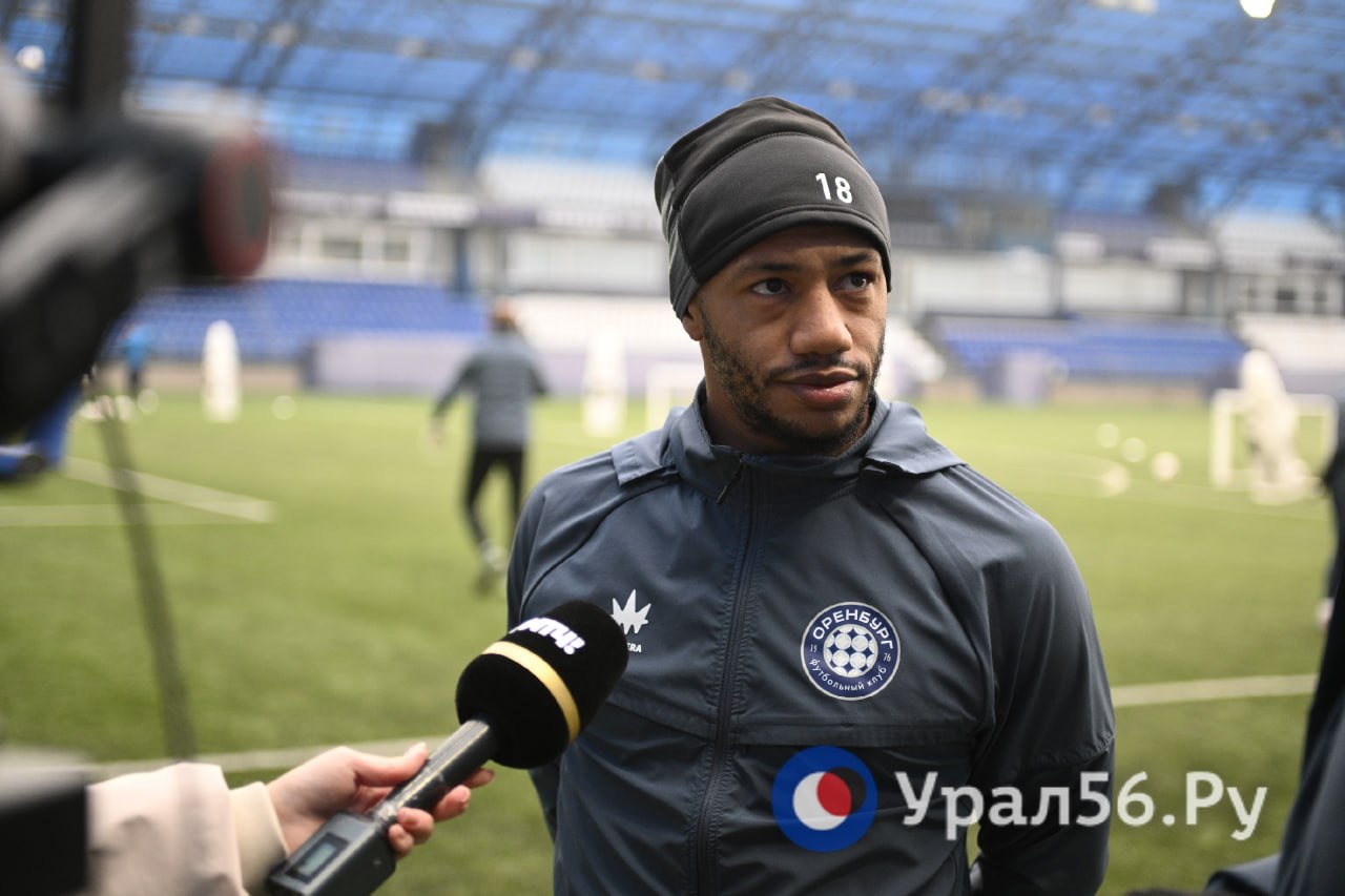 ФК Оренбург сегодня сыграет ответный матч с Краснодаром за выход в полуфинал Кубка России Начало игры в 18 00 по местному времени 20 00 орб В первом матче сильнее были краснодарцы 1 3 Победитель пары определится по итогам двухматчевого противостояния Команда в начале недели начала подготовку в Оренбурге после чего отправилась в Краснодар где сыграет кубковый матч а затем направится в Москву Уже в субботу газовики в столице сыграют матч чемпионата с ЦСКА В преддверии этого тяжелого выезда защитник ФК Оренбург Фахд Муфи сказал Да конечно мы готовы и физически и ментально У нас сейчас будет двойной выезд и мы едем туда чтобы побеждать У нас была очень хорошая домашняя игра против Балтики Сыграли хорошо Мы должны продолжать по этому же пути и выиграть две игры Сейчас в первую очередь думаем о матче с Краснодаром а после будем слушать тренера и его план подготовки к ЦСКА В первой игре этого четвертьфинала счет в самом начале открыли газовики краснодарцы быстро сравняли После этого обе команды имели шансы выйти вперед но все решили замены во втором тайме тренерский штаб Краснодара выпустил на поле игроков основного состава которые и принесли гостям победу 1 3 Урал56 Ру в MAX