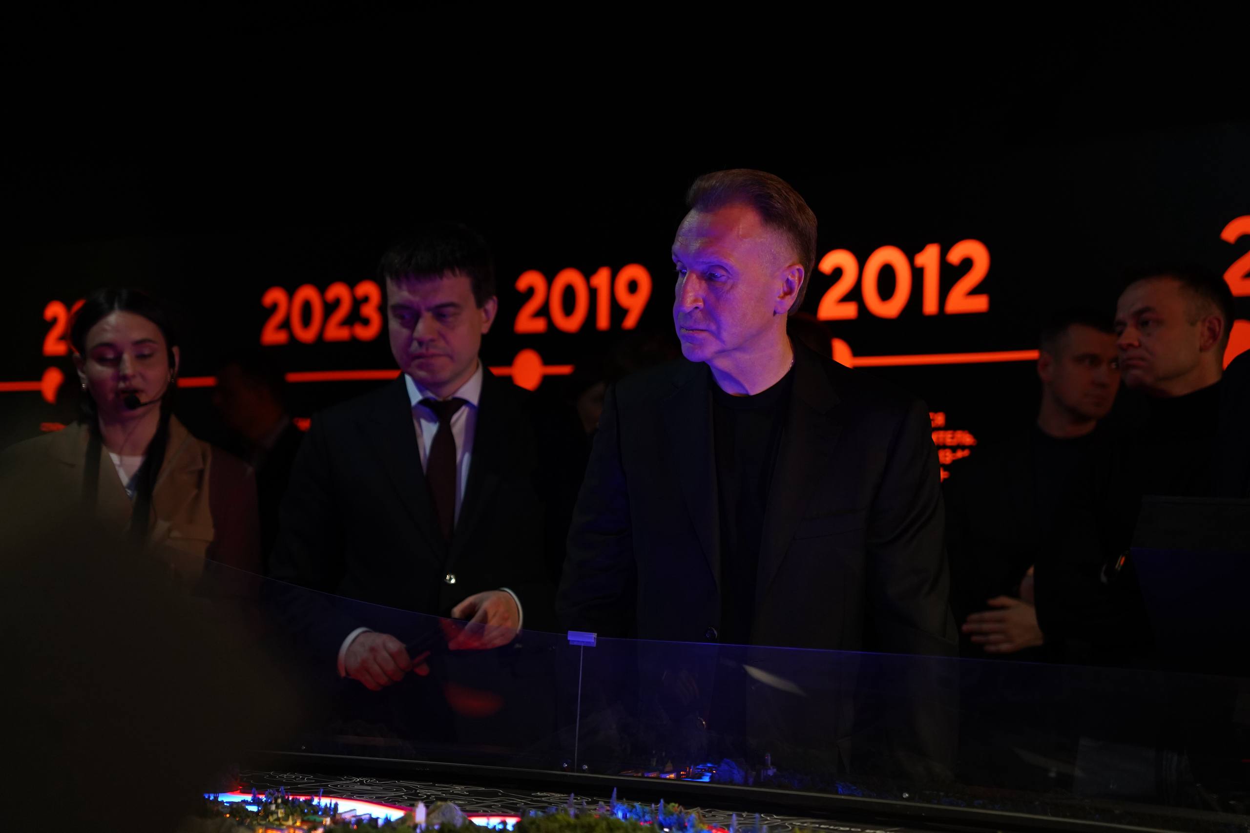 Игорь Шувалов ВЭБ АСИ и КБ Стрелка займутся актуализацией мастер плана Большого Красноярска Об этом председатель ВЭБа заявил в ходе бизнес миссии в Красноярск   Главное   Работу надо будет обязательно сразу совместить с региональными рейтингами качества жизни АСИ и Индексом качества жизни ВЭБа заложить конкуренцию для мастер планирования   Город тут великолепный Губернатора могу поздравить видно вашу работу Красноярский край самый центр нашей большой страны Отсюда наша амбиция поехать следом в Кемеровскую область тоже центр России   Трансарктический транспортный коридор в полной мере относится к Красноярскому краю На макетах мы увидели как по Енисею ледокол выводит груженые суда в Северный Ледовитый океан Вдоль Енисея находятся города Это тоже Арктическая зона   У нас есть проект строительства школ по концессиям С ПроШколой Группа ВЭБ мы к настоящему моменту построили 38 школ по всей стране И хотели бы попробовать применить эту модель к другим социальным проектам   ВЭБ будет продвигать любые формы ГЧП будь то коммунальная или дорожная инфраструктура в городе   Также в нашем поясе ответственности появилась ГТЛК которая развивает самые разные лизинговые схемы не только с транспортом БизнесМиссия