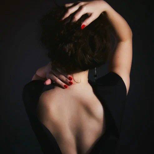 Жительница Сочи не смогла погасить микрозайм Ее данные выложили на сайт интим услуг Из за сложного финансового положения у женщины возникла просроченная задолженность по договору займа Она обратилась к микрофинансовой организации с просьбой предоставить отсрочку платежей В ответ ей стали поступать звонки с угрозами и требованием возврата долга а также оскорбительные СМС сообщения от незнакомых людей Позже выяснилось что микрофинансовая организация разместила персональные данные жительницы Сочи на запрещённом сайте интим услуг Действия кредиторов в итоге квалифицировали как преступление предусмотренное ч 1 ст 172 4 УК РФ незаконное осуществление деятельности по возврату просроченной задолженности физических лиц Нарушителям грозит наказание штраф от 300 до 500 тысяч рублей либо до 5 лет принудительных работ или лишения свободы свои фото видео и истории присылайте нашему боту prostokrd bot Подпишись на наш канал в Telegram MAX