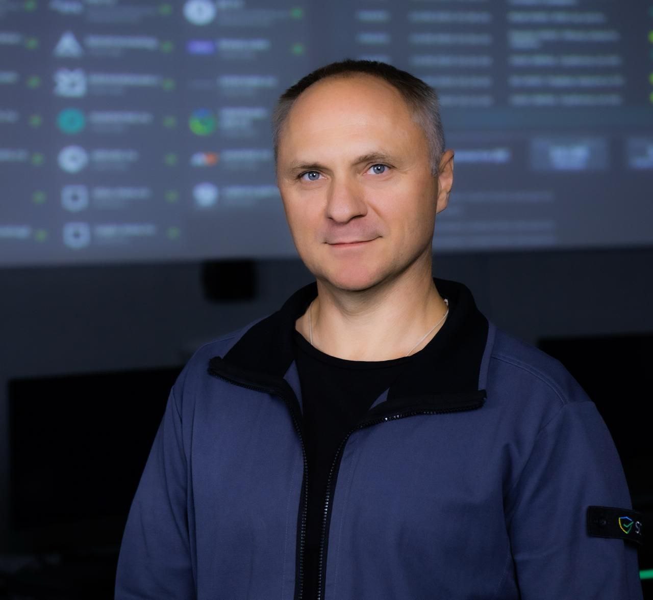 Сергей Лебедь Будущее кибербезопасности за мультиагентными системами защиты В 85 кибератак в мире к следующему году будет задействован ИИ Об этом в интервью Ведомости Инновации и технологии заявил вице президент по кибербезопасности Сбербанка Сергей Лебедь Он также рассказал как искусственный интеллект используется на стороне защиты Например для устойчивости цифрового периметра в Сбере создали систему которая автономно ищет уязвимости в инфраструктуре Ее оппонент такая же многоагентная защита постоянно обучающаяся на этих попытках Подробнее читайте в материале Ведомости Инновации и технологии Пресс служба Сбербанка