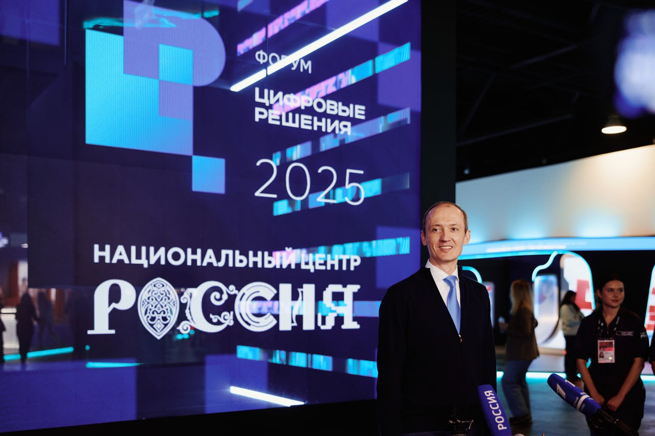 Подведены итоги работы ИТ отрасли за три квартала 2025 года По итогам трех кварталов 2025 года российская ИТ отрасль выросла по всем ключевым показателям от выручки до количества занятых Это подтверждают данные мониторинга ИТ сектора который ежеквартально проводит АНО Цифровая экономика по поручению вице премьера Дмитрия Григоренко  ИТ отрасль в цифрах На 19 выросла выручка отрасли этому способствует увеличение спроса на цифровые решения во всех отраслях экономики На 29 выросли налоговые платежи ИТ отрасли каждый 20 й рубль бюджета приходит из ИТ На 39 выросли расходы ИТ компаний на НИОКР отрасль все активнее вкладывается в собственные разработки На 11 выросла численность сотрудников в ИТ отрасли Сегодня все отрасли от промышленности до сельского хозяйства трансформируются и внедряют цифру И именно ИТ компании становятся поставщиком услуг и технологий для них Рост выручки ИТ отрасли говорит в том числе об увеличении потребности в цифровых технологиях Кроме того в ИТ отрасли растут расходы на НИОКР почти на 40 к прошлому году Это значит что компании инвестируют в разработку собственных технологий и вносят вклад в развитие технологического суверенитета страны отметил Дмитрий Григоренко Подписаться на Правительство России в MAX