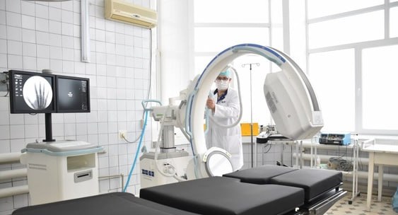 Регионы-шефы планируют отремонтировать в ЛНР до 2030 года 94 объекта здравоохранения В 2025 году работы пройдут на 31 объекте, закупается новое оборудование, открываются новые фельдшерско-акушерские пункты и амбулатории Об этом сообщили ТАСС в региональном министерстве здравоохранения Также в Республике проводится работа по приведению материально-технической базы лечебных учреждений в соответствие стандартам Российской Федерации. Больницы оснащаются современным медицинским оборудованием, компьютерной техникой, автомобильным транспортом. Так, за два года, в 2023-2024 годах, в рамках региональной программы модернизации первичного звена здравоохранения для учреждений закуплено 742 единицы медицинского оборудования, в том числе 20 современных аппаратов УЗИ, более 100 легковых и автомобилей скорой помощи. Приобретены три быстровозводимых модульных здания ФАПов, которые установлены и оснащены необходимым оборудованием. ⏺В 2025 году планируется приобретение 34 единицы автотранспорта, монтаж 5 модульных зданий фельдшерско-акушерских пунктов и врачебных амбулаторий. Закупается оборудование для клинического онкологического диспансера и Службы крови. ⏺Всего в 2025 году запланировано приобретение более 12,7 тыс. единиц медицинского оборудования на общую сумму свыше 3 млрд рублей.