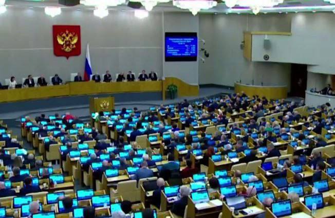 Самое серьезное обсуждение в Государственной Думе вызвал актуальный вопрос востребованности выпускников российских вузов. Уже в ближайшее время этот критерий может стать показателем эффективности университетов и институтов. Об этом заявил председатель парламента Вячеслав Викторович Володин. Не секрет, что значительная часть выпускников учебных заведений - как государственных, так и частных - после получения диплома не идет работать по специальности. Выходит, выбранная ими профессия не востребована на рынке труда, а обучение оказалось не только совершенно формальным, но и стоило нашей стране значительных ресурсов. Примером оценки эффективности вузов по критерию трудоустройства является Китай, где создана «Национальная система учета выпускников», а университеты с невостребованными на рынке труда выпускниками оказываются в черном списке. Также в Китае введено ограничение на прием обучающихся, если менее 70% молодых специалистов в течение года после получения диплома данного вуза не нашли работу.
