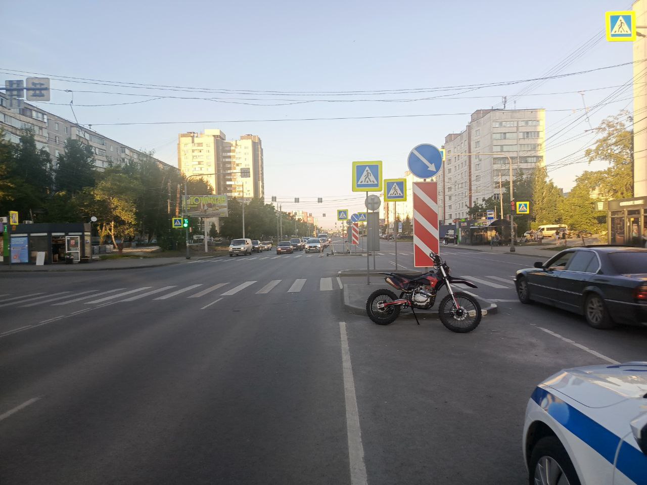 На северо-западе Челябинска мотоциклист наехал на пешехода с электросамокатом  18-летний парень, управляя мотоциклом «Питон», сегодня вечером совершил наезд на водителя электросамоката, переходившего проезжую часть Комсомольского проспекта по светофору. Две грозы челябинских дорог – мотоциклист и самокатчик – стали участниками одной аварии.   В пресс-службе Госавтоинспекции Челябинска сообщили, что водитель электросамоката получил телесные повреждения. Его доставили в больницу.    / Прислать новость