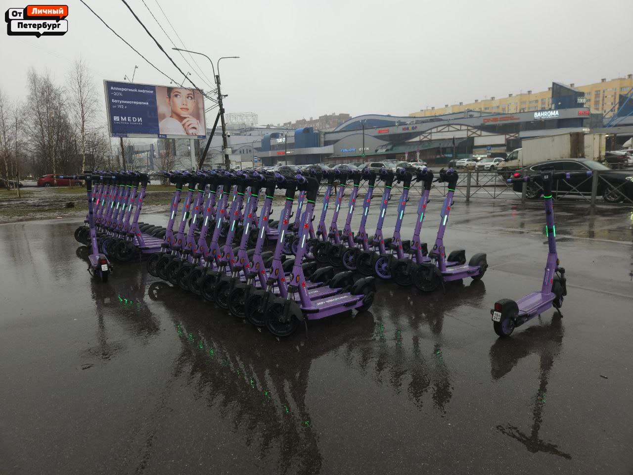 Не успел в Петербурге растаять последний снег, а самокаты уже вышли на первый промысел. Их выставили у метро "Проспект Ветеранов", "Московская", в Кудрово.  Какие-то еще горят красным, а другие — зеленым, и мы уже успели прокатиться на одном до метро. Администрация города при этом просила кикшеринговые компании повременить с запуском электроконей — погода пока не позволяет.    А вы что думаете?   РАНО.  УРА!   Андрей Бок/ От Личный Петербург  #ПетербургСейчас на