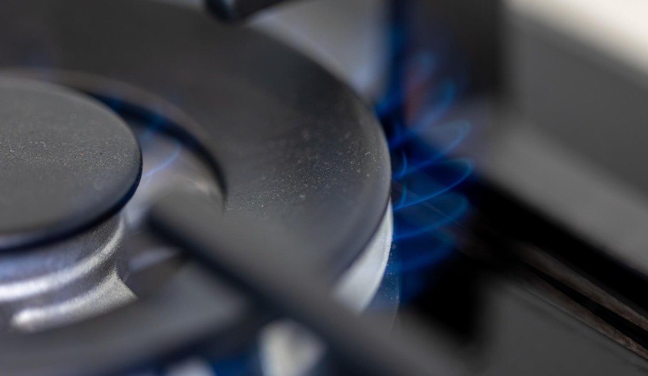Фальшивые правоохранители и газовщики опасная схема обмана Мошенники разработали новую схему обмана связанную с ремонтом газового оборудования Они массово обзванивают россиян убеждая в необходимости перезаключить договор на обслуживание Для придания достоверности происходящему аферисты ссылаются на несуществующие изменения в законодательстве Злоумышленники используют детально проработанную легенду называют фиктивный номер талона и направляют жертвам ссылку на поддельный сайт На этом ресурсе пользователям предлагают подтвердить свои персональные данные под предлогом оформления новых документов Ключевым элементом схемы является получение доступа к банковским счетам Преступники просят жертв продиктовать коды из SMS сообщений что позволяет им обходить системы защиты и получать контроль над финансами iguides