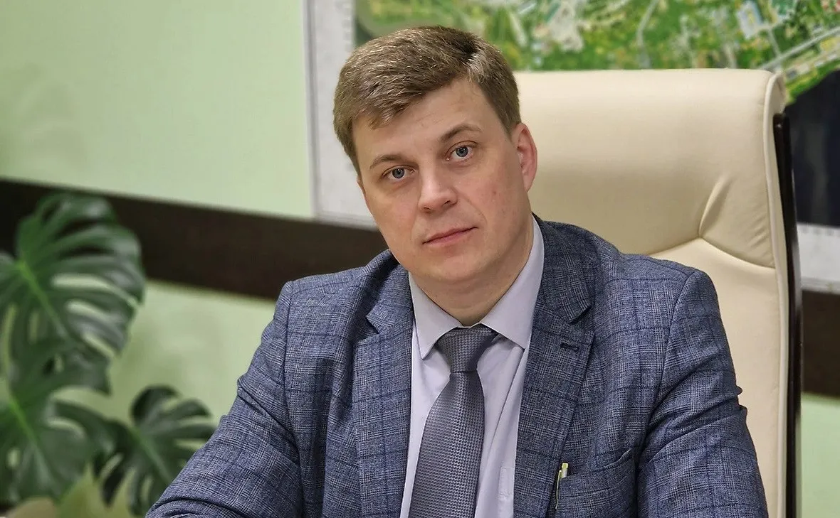 Мэра Бодайбо оштрафовали на 10 тысяч рублей за аварию после которой город месяц был без воды и отопления Суд в городе Бодайбо Иркутская область оштрафовал главу города Алексея Ботвина по делу о невыполнении правил предупреждения и ликвидации чрезвычайных ситуаций обратили внимание 7 7 В конце января из за сильных морозов в иркутском Бодайбо перемерз водовод подающий воду на четыре котельные города Без воды и отопления остались почти 200 домов и две школы Люди по многу дней сидели без тепла при экстремальном холоде Теплоснабжение в Бодайбо восстанавливали поэтапно в течение февраля марта 27 февраля мэра Алексея Ботвина задержали силовики Сейчас он находится под домашним арестом по уголовному делу о превышении должностных полномочий Прокурорская проверка показала что городская администрация не в полной мере осуществляла мероприятия по защите населения в чрезвычайной ситуации не организовала подвоз воды и не провела должным образом неотложные работы по устранению причин аварийной ситуации Суд однако обошелся минимальным штрафом для мэра 10 тысяч рублей Фото администрация Бодайбинского городского поселения