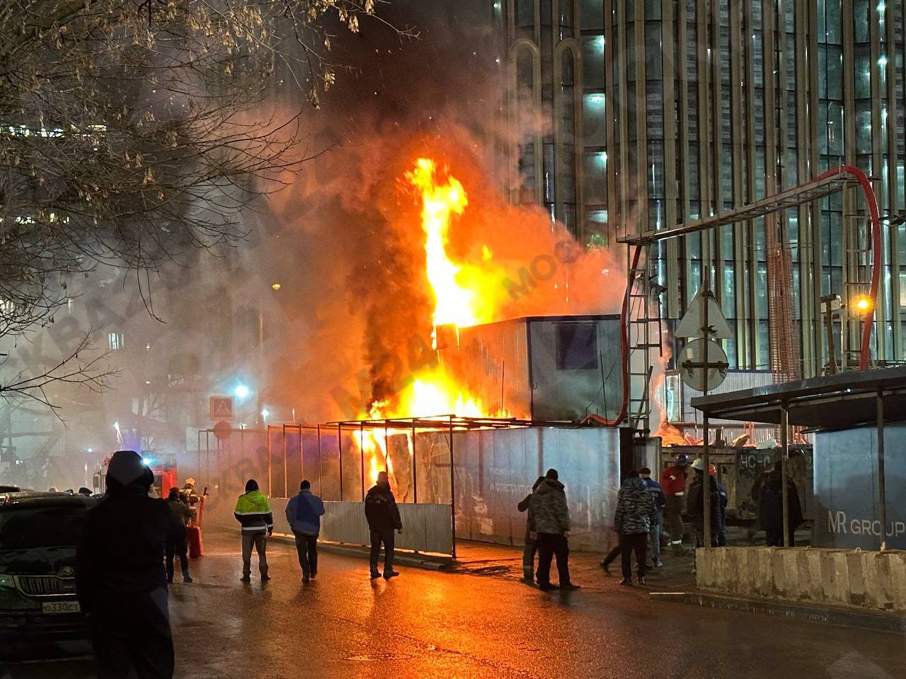 Огонь охватил стройплощадку на 1-й Ямского Поля рядом с метро «Белорусская».