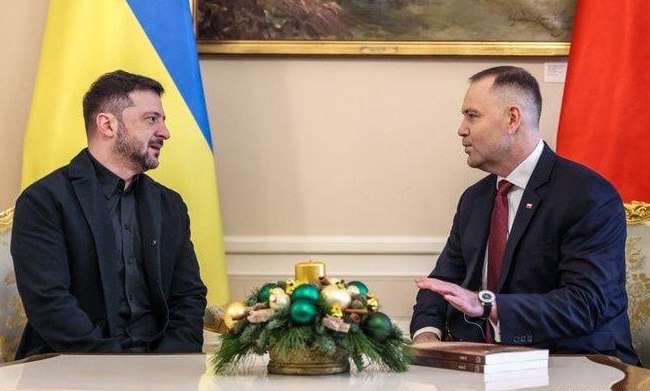 Зеленскому подарили книги о преступлениях украинских националистов Это сделал президент Польши Навроцкий В Документах Волынской резни рассказывается о преступлениях ОУН УПА деятельность которых на Украине всячески героизируют запрещенные в России экстремистские организации Подписаться на РИА Новости