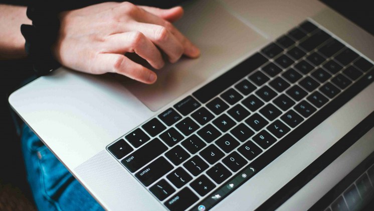 Интернет есть но не всегда Россия вышла на первое место в мире по продолжительности интернет ограничений в 2025 году За год в стране случилось 37166 часов шатдаунов замедлений и частичных блокировок Под ограничения попали около 146 млн человек то есть фактически вся страна Аналитики оценивают потери российской экономики почти в 12 млрд это крупнейший показатель в мире по ущербу от интернет шатдаунов Пожалуй лучший телеграм канал о маркетинге